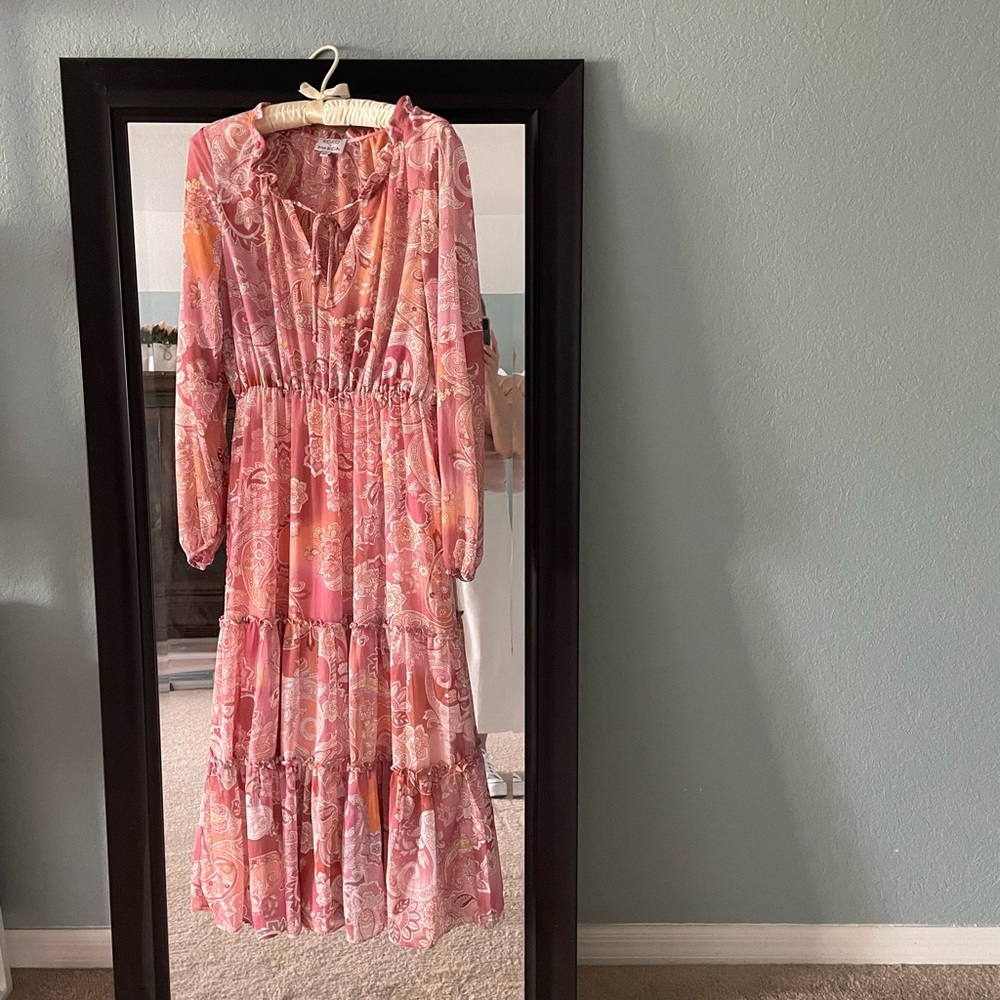A perfect summer maxi dress; lightweight and lined. Worn once; without tags